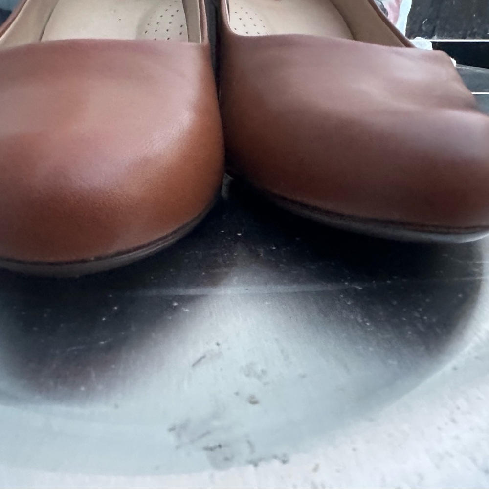 Classic Women's Brown Leather Block Heel Pumps - Picture 4 of 8